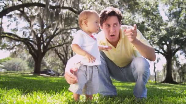 Caucásico padre disfrutando de tiempo con su hijo pequeño — Vídeo de stock