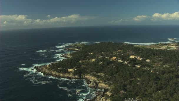 Воздушный Сансет Пойнт Монтери побережье Тихого океана США — стоковое видео