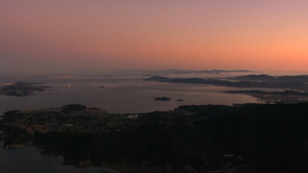Повітряні захід сонця San Francisco Окленд San Francisco туман США — стокове відео