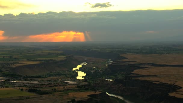 Aéreo Río Snake de Idaho los E.e.u.u. Parque Shoshone llanura al atardecer — Vídeos de Stock