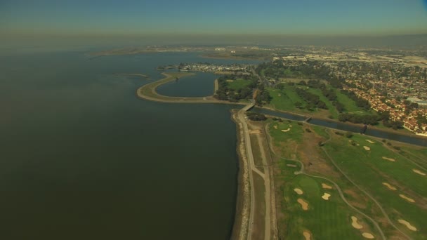 Campo de golf aéreo de California Bay — Vídeos de Stock