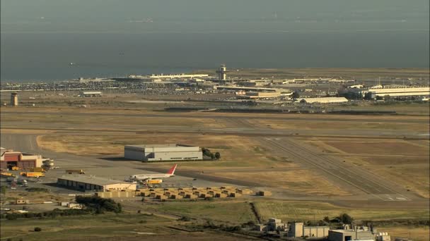 Antennes Californië vliegveld landingsbaan — Stockvideo