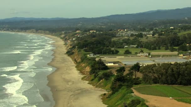 Воздушные прибрежные сельскохозяйственные культуры Monterey USA — стоковое видео