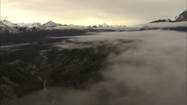 Alaska bergen topp med cloud dimma — Stockvideo
