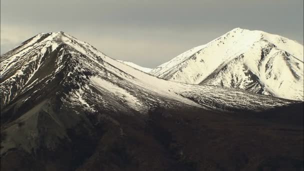 Краєвид Аляски з snowcapped пік — стокове відео