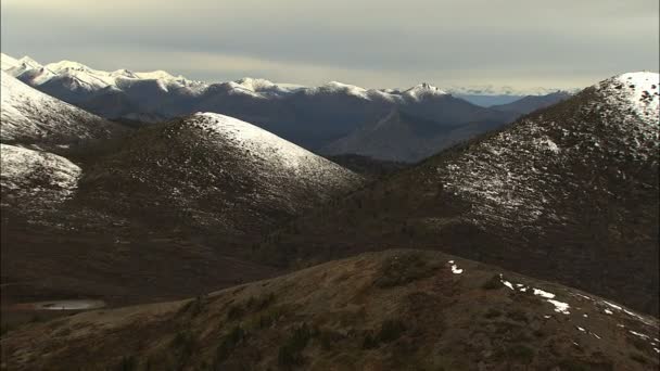 Alaskan landschaft mit schneebedecktem gipfel — Stockvideo