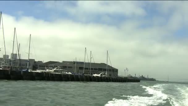 Gedung pencakar langit dan dermaga San Francisco — Stok Video