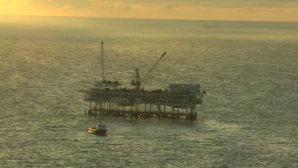 Piattaforma petrolifera impianto di perforazione al tramonto — Video Stock