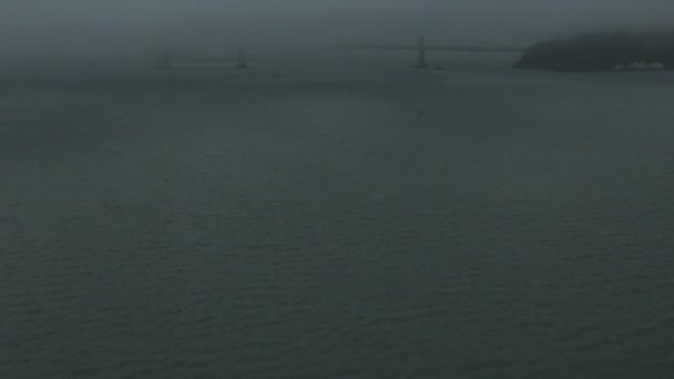 Antena Oakland Bay Bridge Fog atardecer San Francisco USA — Vídeo de stock