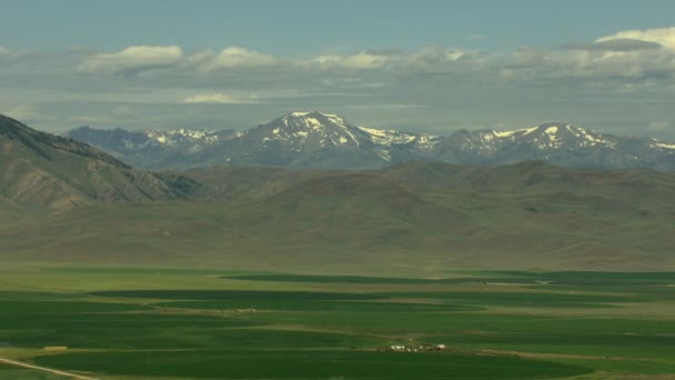 Εναέρια ΗΠΑ Idaho γεωργικές καλλιέργειες βλάστηση βουνό καλλιεργήσιμο έδαφος κάμπο — Αρχείο Βίντεο