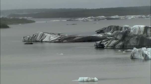 Floating icebergs moraine dirt glacier — Stock Video