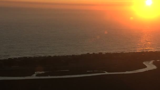 Strand an der kalifornischen Küste bei Sonnenuntergang — Stockvideo