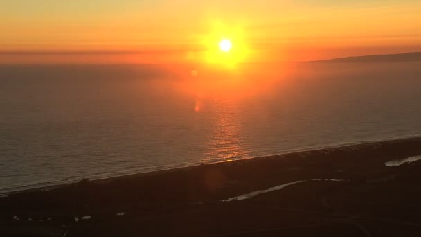 Strand an der kalifornischen Küste bei Sonnenuntergang — Stockvideo