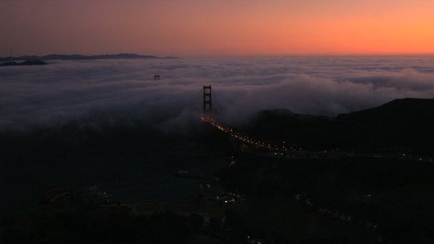 空中の海の夕日ゴールデン ゲート ブリッジ San Francisco 湾霧アメリカ — ストック動画