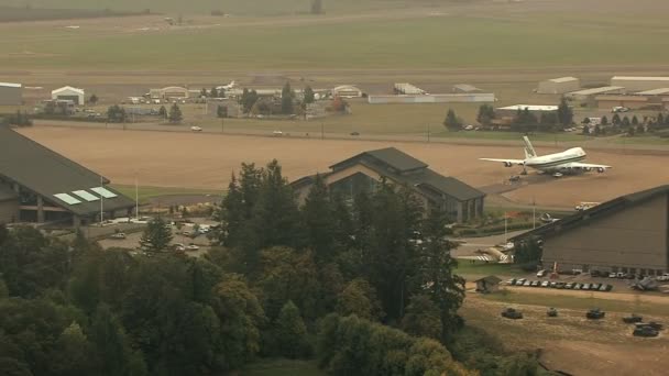 Sproeien vanuit vliegtuigen museum in Oregon — Stockvideo