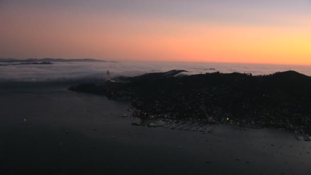Luchtfoto zee mist zonsondergang San Francisco Bay Golden Gate — Stockvideo