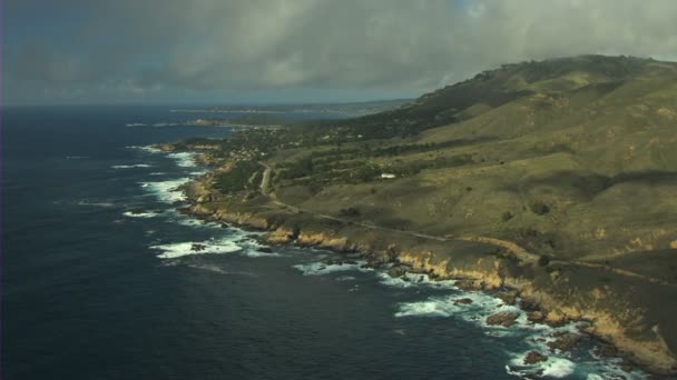 Дорога вдоль побережья Монтерея Тихоокеанский пейзаж — стоковое видео