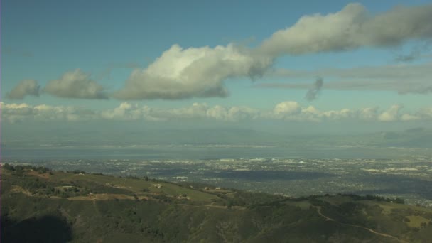 Aerial California forest hills cumulus natur dagsljus — Stockvideo