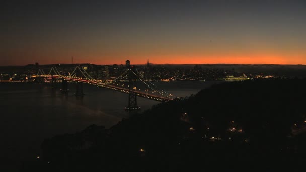 Ηλιοβασίλεμα πόλη San Francisco γέφυρας κόλπων του Όουκλαντ — Αρχείο Βίντεο