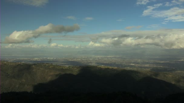 Colinas de floresta aérea Califórnia cumulus luz do dia da natureza — Vídeo de Stock