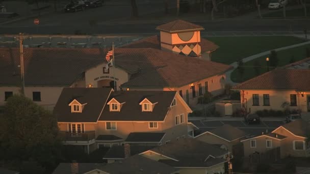 Edificio de California con bandera al atardecer — Vídeo de stock