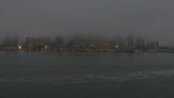 Antennes VS San Francisco Bay nevel schemering wolkenkrabbers city — Stockvideo