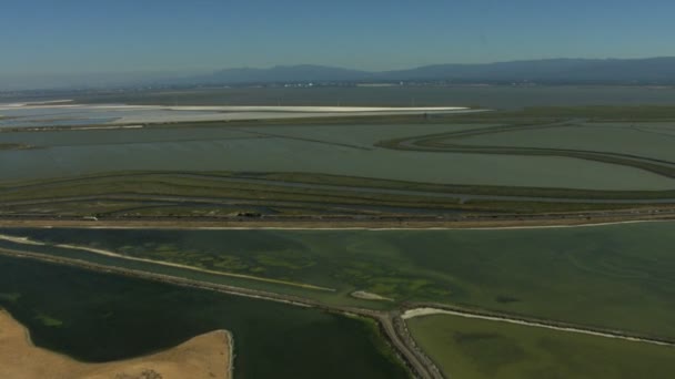 Californië Oceaan kustlijn zout vijvers — Stockvideo
