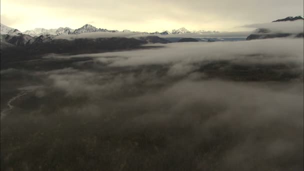 Alaska Mountains Peak com névoa de nuvens — Vídeo de Stock