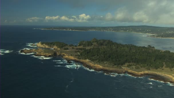 Дорога вдоль побережья Монтерея Тихоокеанский пейзаж — стоковое видео