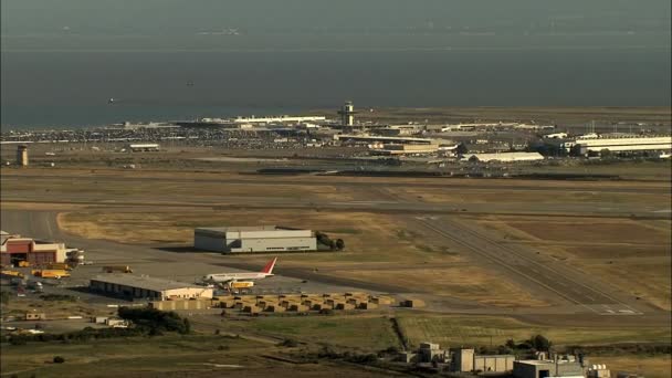 アンテナ カリフォルニアの空港の滑走路 — ストック動画