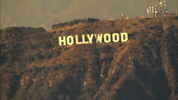 Luchtfoto Hollywood sign in Los Angeles — Stockvideo