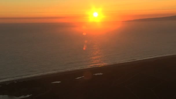 Playa de la costa de California al atardecer — Vídeos de Stock