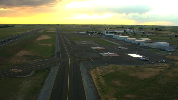Luchtfoto Idaho Usa luchthaven zonsondergang start-en landingsbaan zakenreizen — Stockvideo
