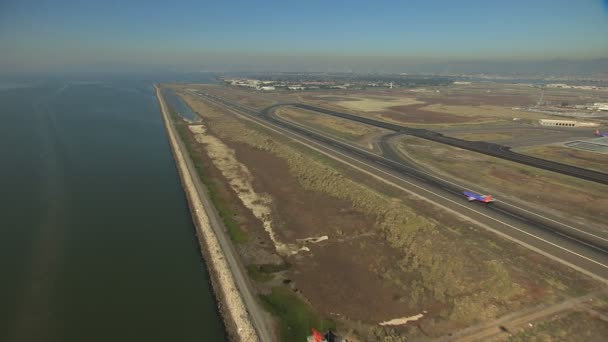 Kalifornisches Flugzeug hebt von Landebahn des Flughafens ab — Stockvideo