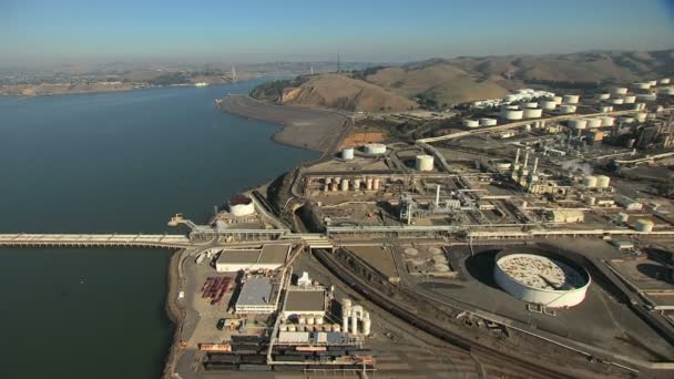 Luchtfoto kust Petroleum Plant opslag tanks San Francisco Usa — Stockvideo