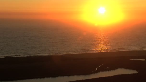 Plage côtière de Californie au coucher du soleil — Video