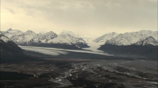 Alaskan landschaft mit schneebedecktem gipfel — Stockvideo