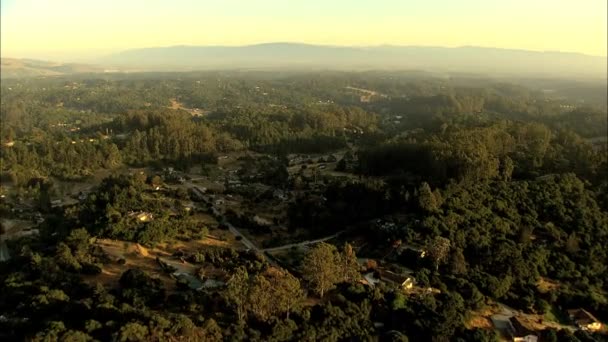 California Pacific vegetación forestal de tierras de cultivo — Vídeo de stock
