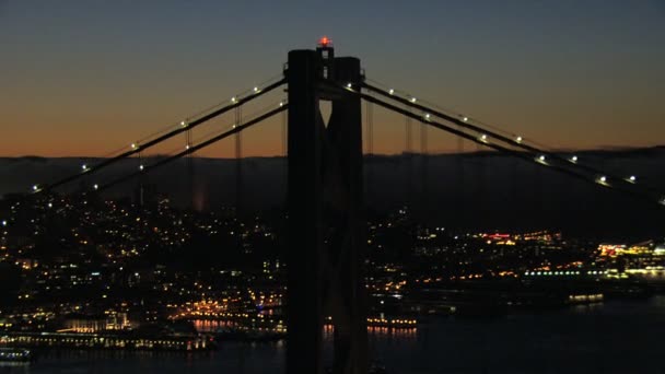 San francisco-oakland bay bridge bij zonsondergang — Stockvideo
