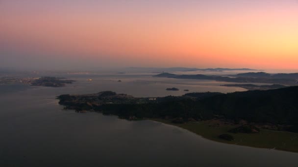 Atardecer aéreo San Francisco Oakland San Francisco niebla USA — Vídeo de stock