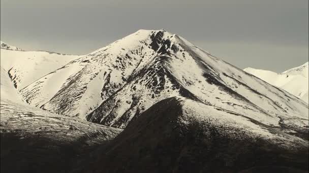 Parque Nacional de Alaska con pico nevado — Vídeo de stock