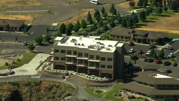 Aerials Idaho EE.UU. oficina Shoshone edificio acantilado viajes — Vídeos de Stock