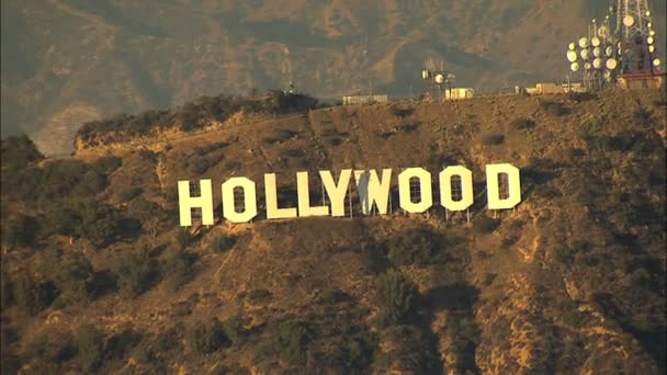 Luchtfoto Hollywood sign in Los Angeles — Stockvideo