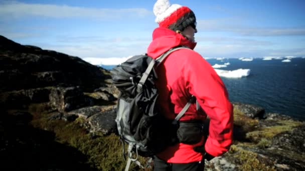 Senderista femenina durante Expedición en Disko Bay Arctic Circle — Vídeos de Stock