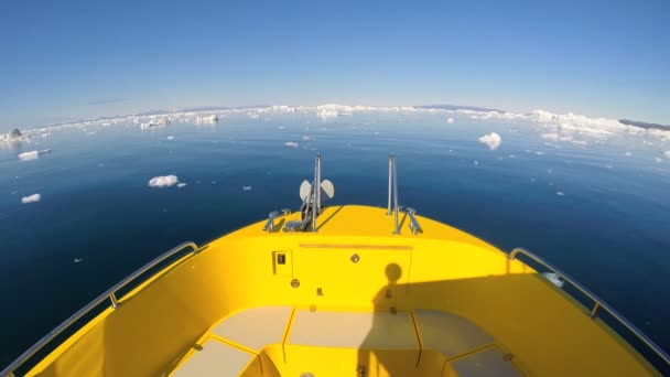 Bateau dans les eaux océaniques avec des icebergs en fusion — Video