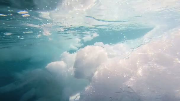 Undervatten ytan upptining glaciala polarisens — Stockvideo