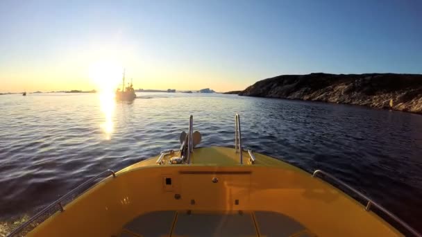Βάρκα επιπλέουν στον ωκεανό με το λειώνοντας παγόβουνα — Αρχείο Βίντεο