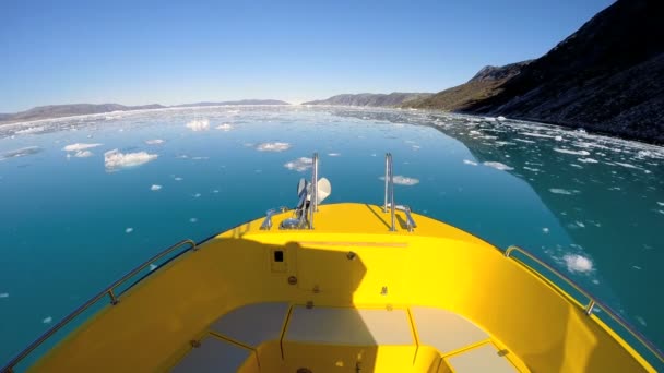 Barca galleggiante nell'oceano con iceberg alla deriva — Video Stock