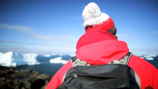 Caminhante feminina durante a expedição no Disko Bay Arctic Circle — Vídeo de Stock