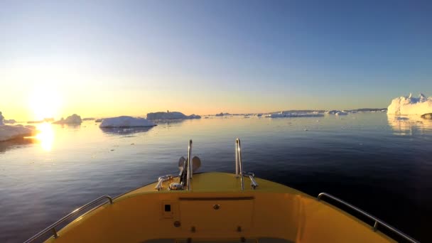 Barco flutuando no oceano com icebergs derretendo — Vídeo de Stock